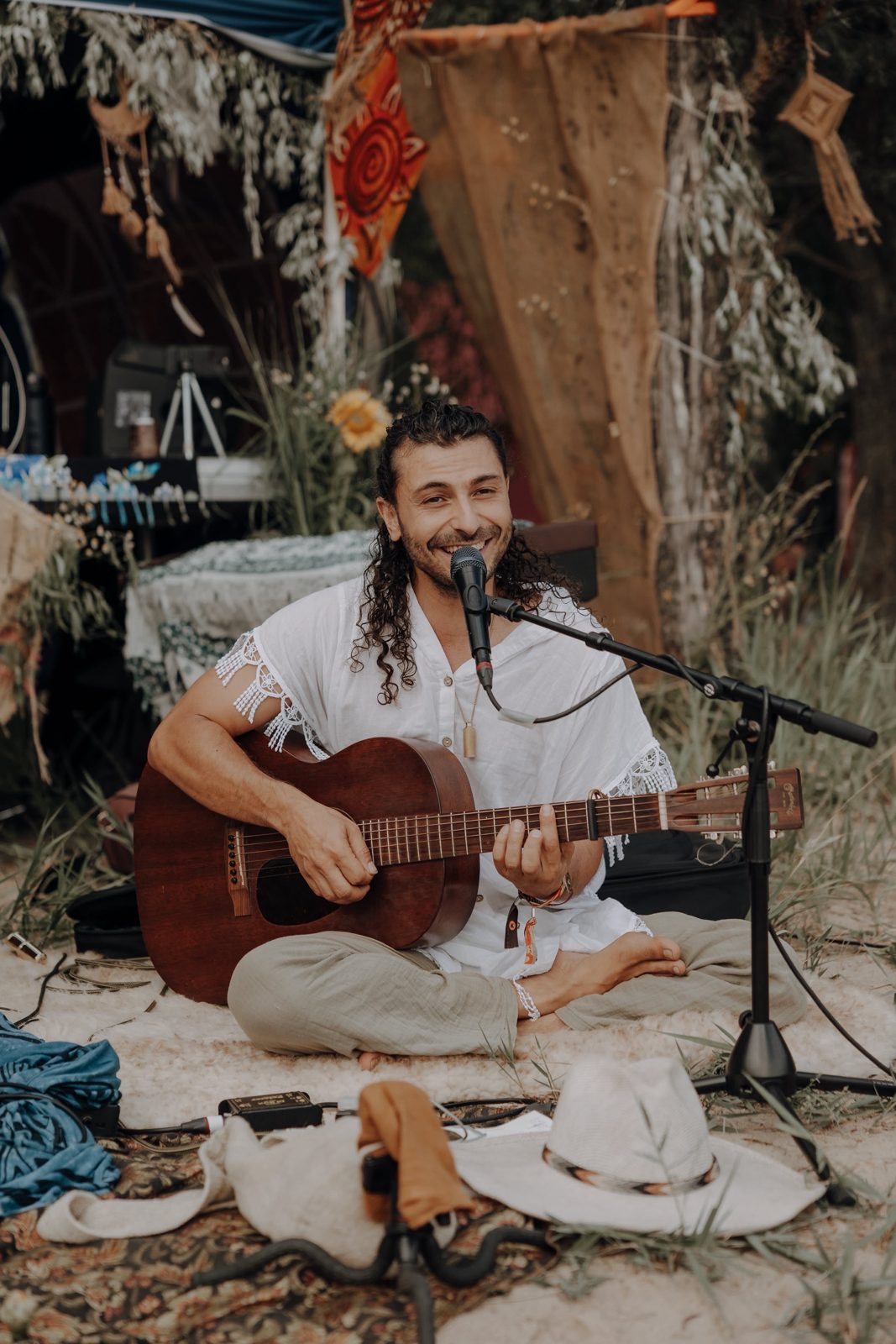 Yilmaz spielt Gitarre und singt
